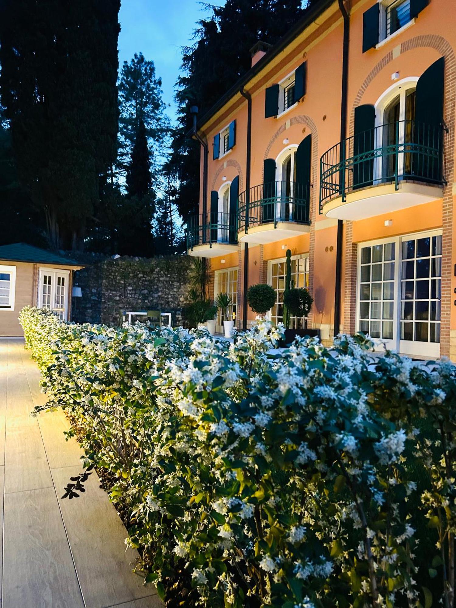 Residenza Eden Guest House Colà Eksteriør bilde